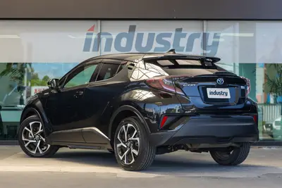2017 Toyota C-HR Hybrid G photo 2
