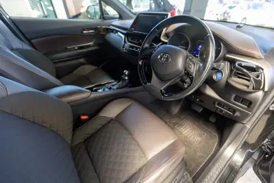 2017 Toyota C-HR Hybrid G photo 3
