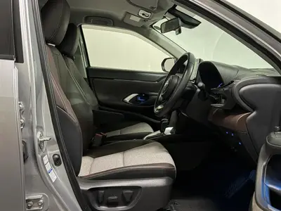 2022 Toyota Yaris Cross Z Limited Hybrid E-Four Station photo 9