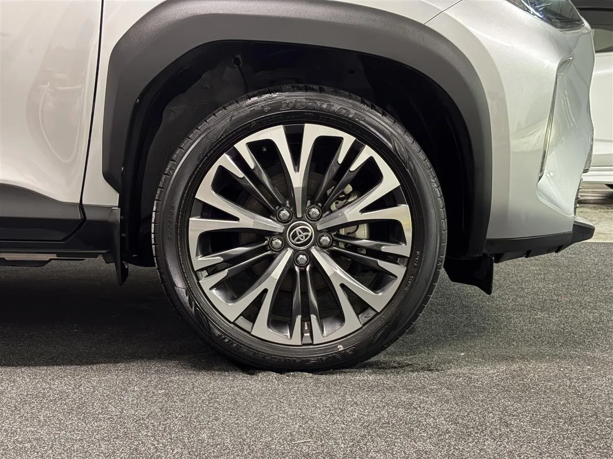2022 Toyota Yaris Cross Z Limited Hybrid E-Four Station, photo 6 of 20