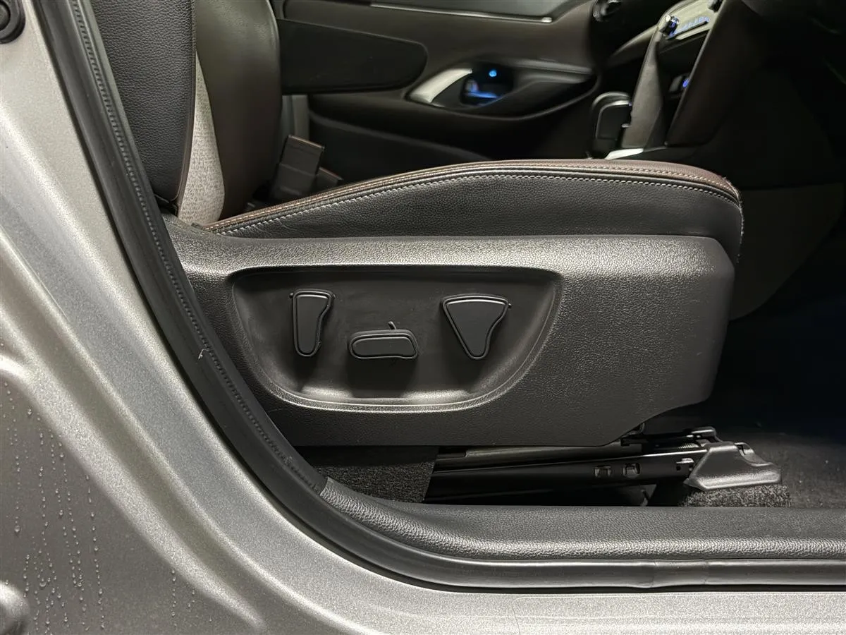 2022 Toyota Yaris Cross Z Limited Hybrid E-Four Station, photo 10 of 20