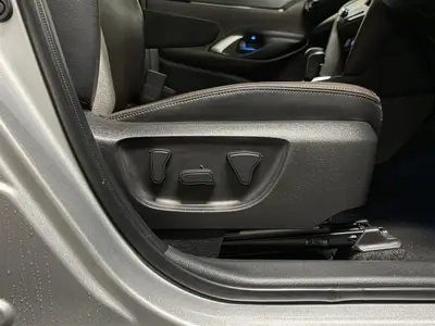 2022 Toyota Yaris Cross Z Limited Hybrid E-Four Station photo 10