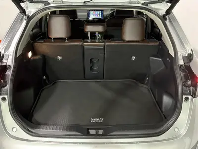 2022 Toyota Yaris Cross Z Limited Hybrid E-Four Station photo 5