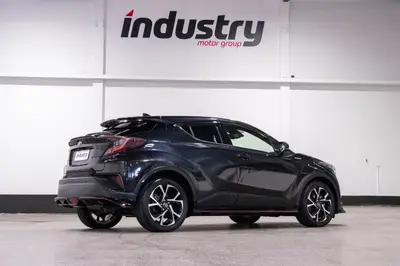 2017 Toyota C-HR G Hybrid Modelista photo 4