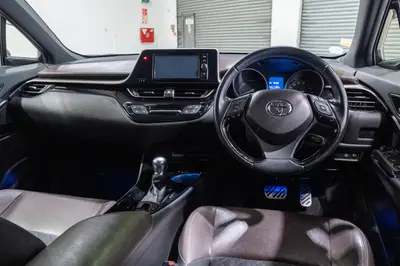 2017 Toyota C-HR G Hybrid Modelista photo 15