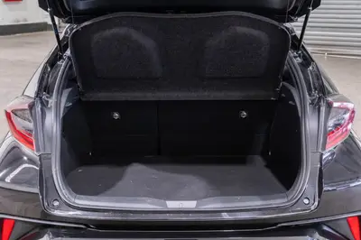 2017 Toyota C-HR G Hybrid Modelista photo 10