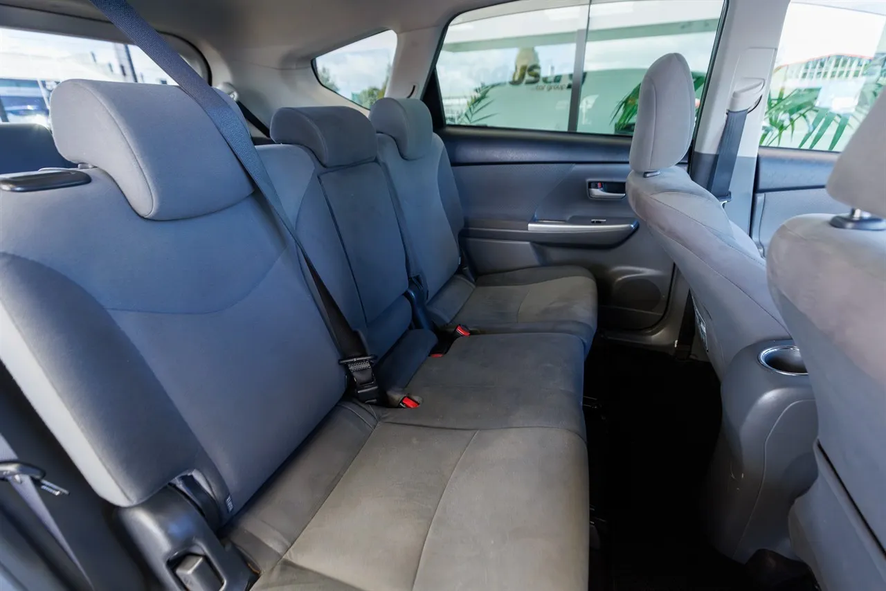 2013 Toyota Prius ALPHA Alpha Hybrid 7 Seats