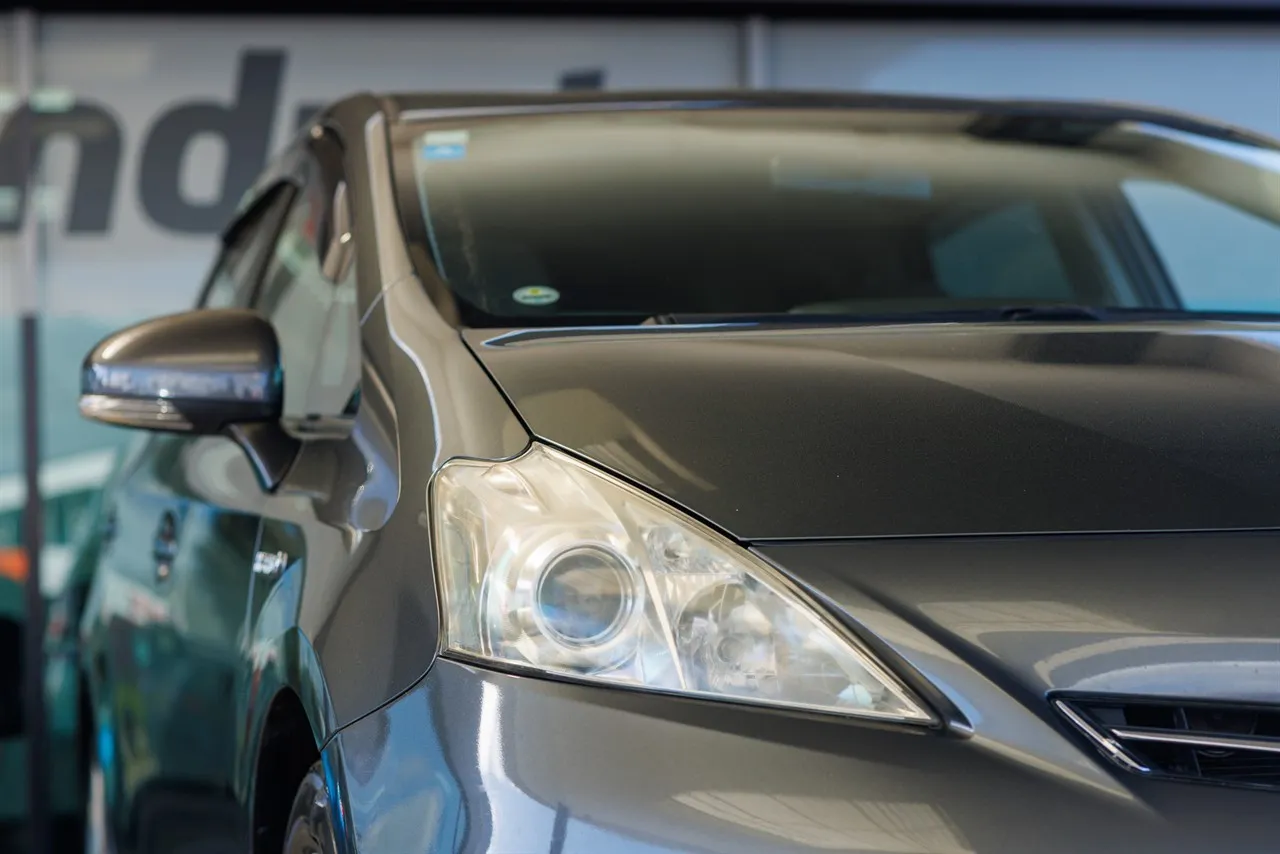 2013 Toyota Prius ALPHA Alpha Hybrid 7 Seats