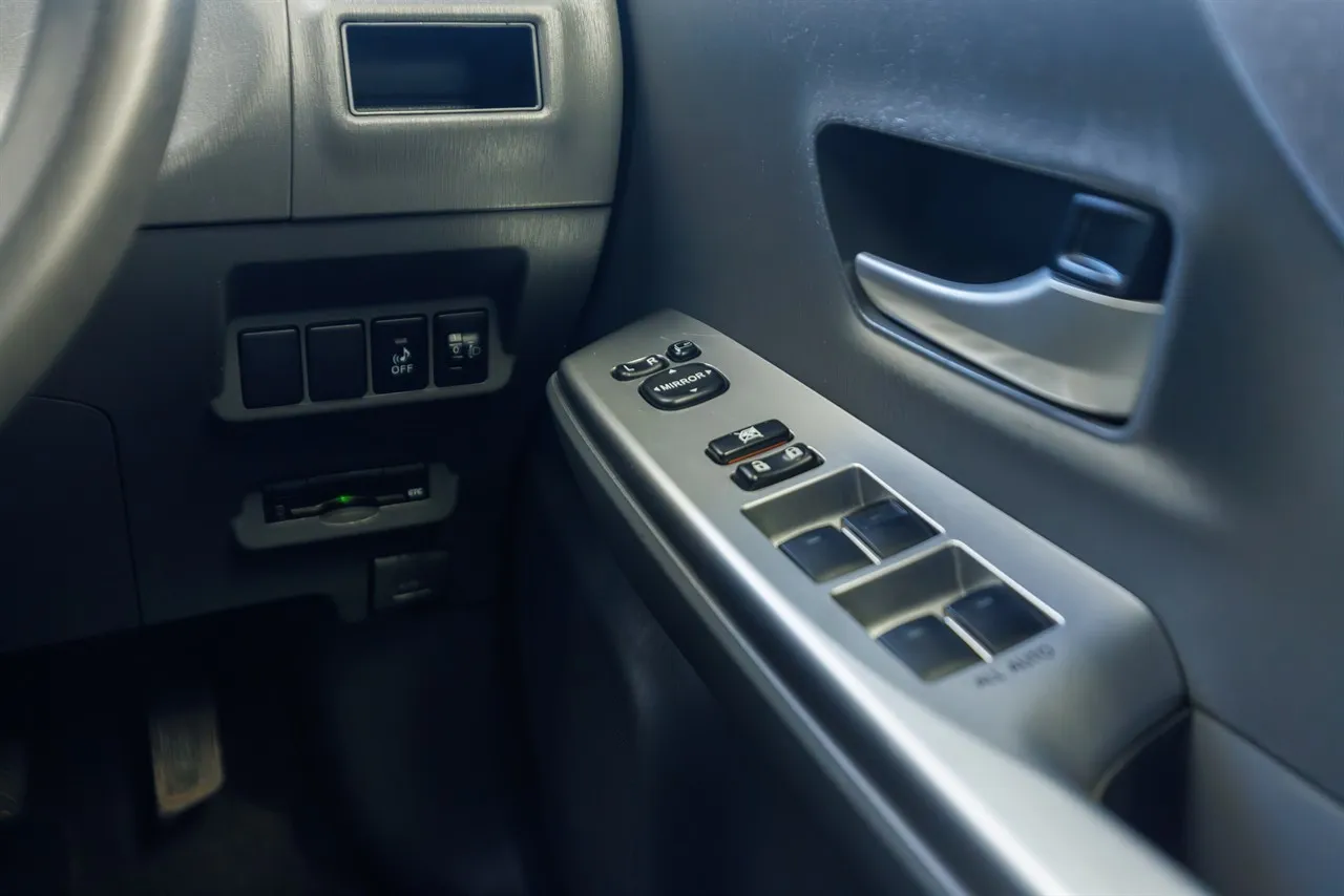 2013 Toyota Prius Alpha Hybrid 7 Seats