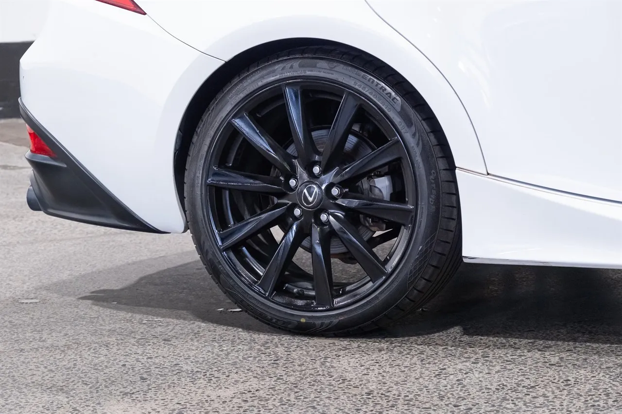 2014 Lexus IS 300h F-Sport Hybrid