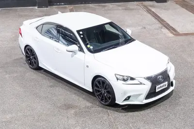 2014 Lexus IS 300h F-Sport Hybrid photo 3