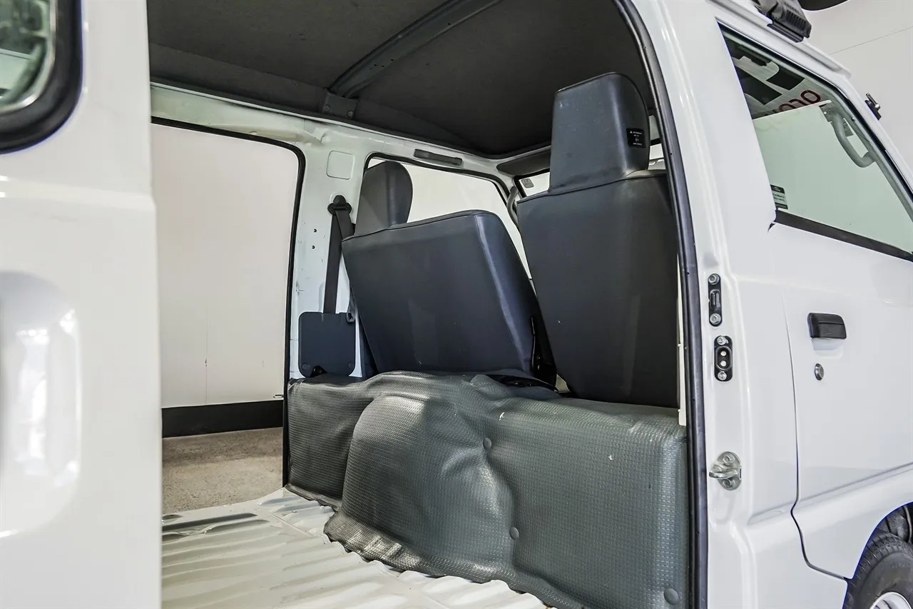 2015 Mitsubishi L300 LWB 2.4P