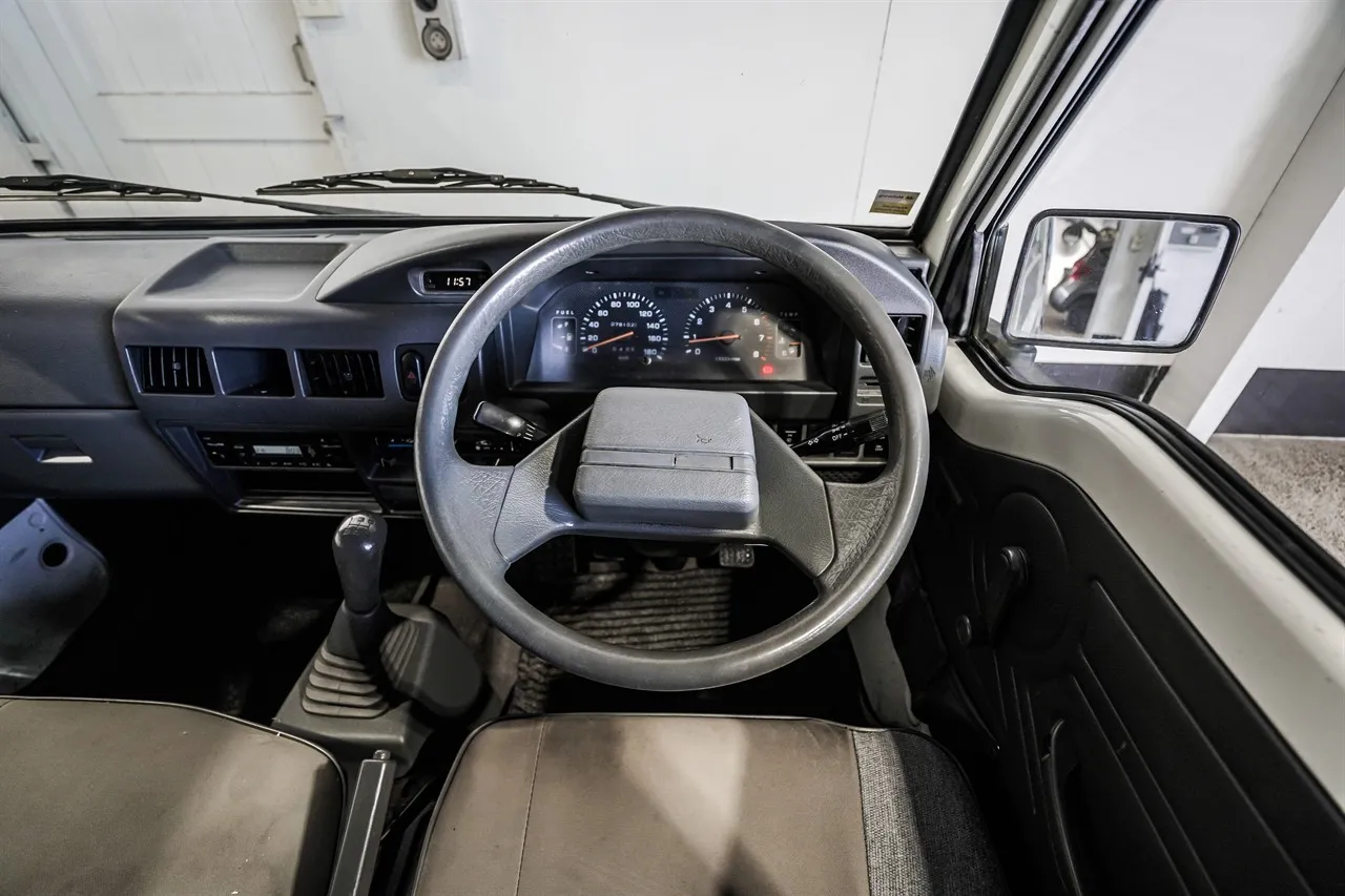 2015 Mitsubishi L300 LWB 2.4P