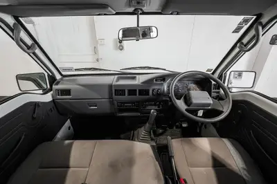 2015 Mitsubishi L300 LWB 2.4P photo 14