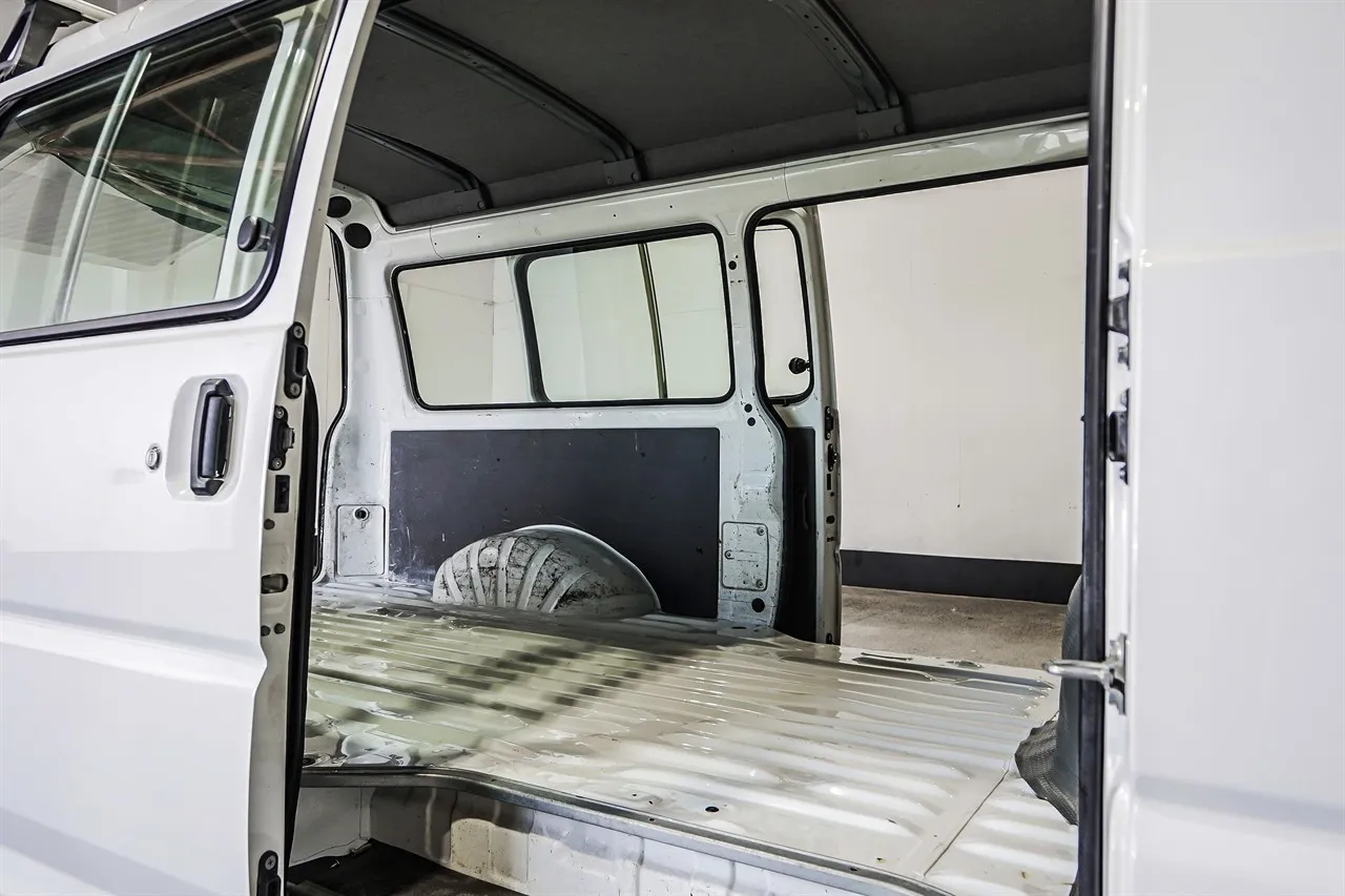 2015 Mitsubishi L300 LWB 2.4P