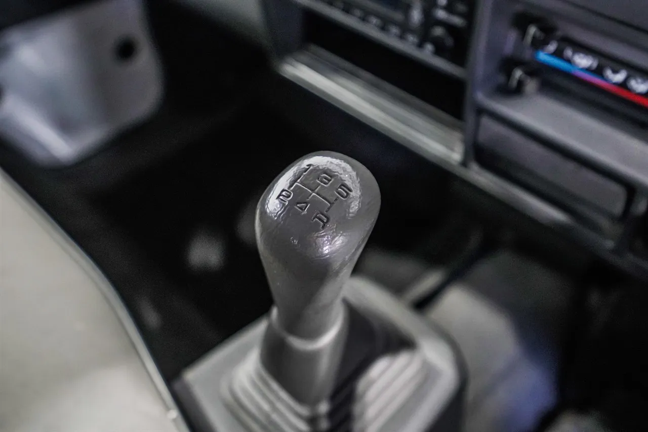 2015 Mitsubishi L300 LWB 2.4P