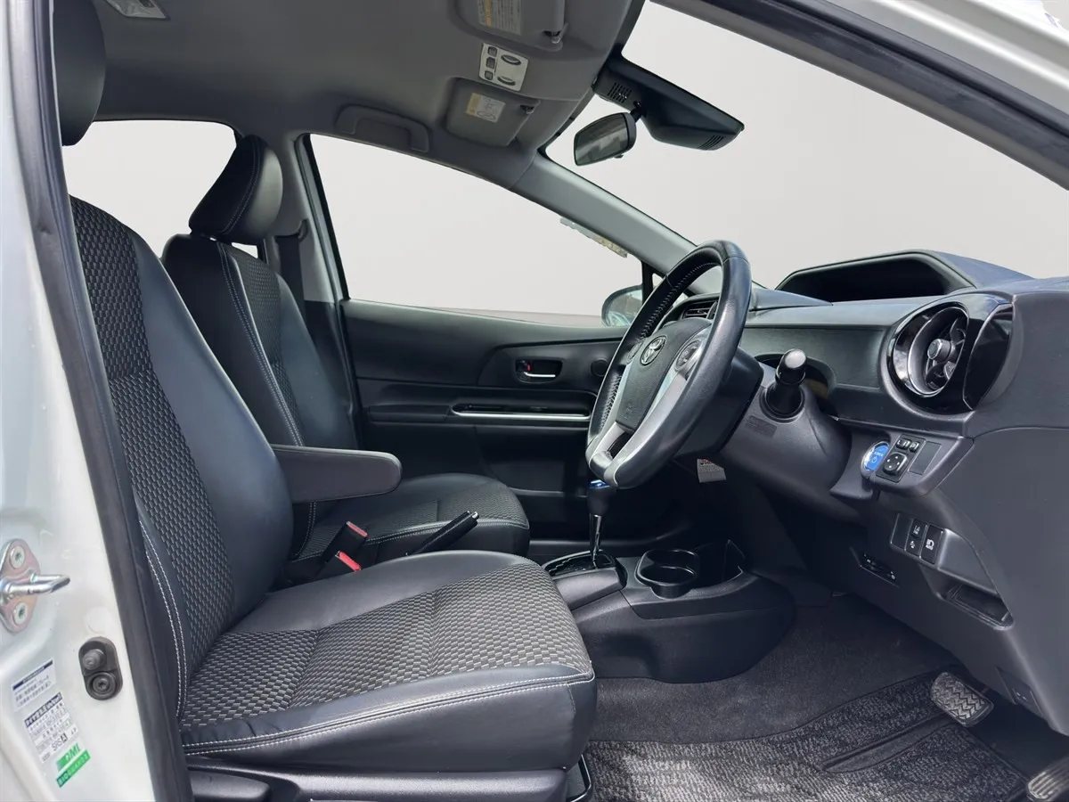 2016 Toyota Aqua X-URBAN, HALF LEATHER SEATS