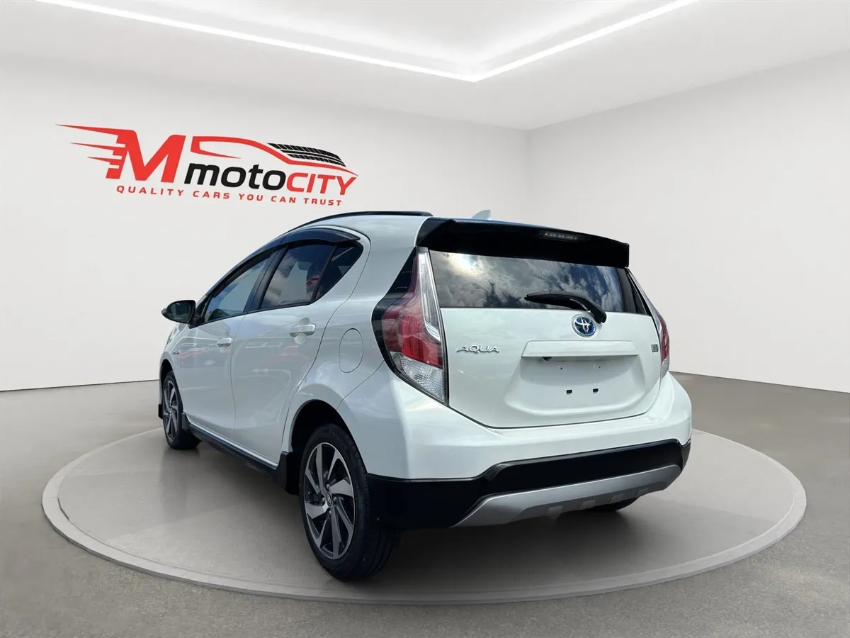 2016 Toyota Aqua X-URBAN, HALF LEATHER SEATS