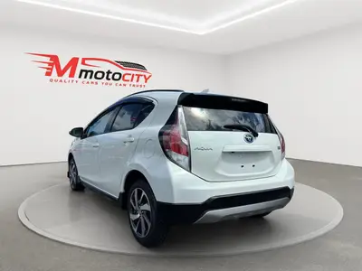2016 Toyota Aqua X-URBAN, HALF LEATHER SEATS photo 5