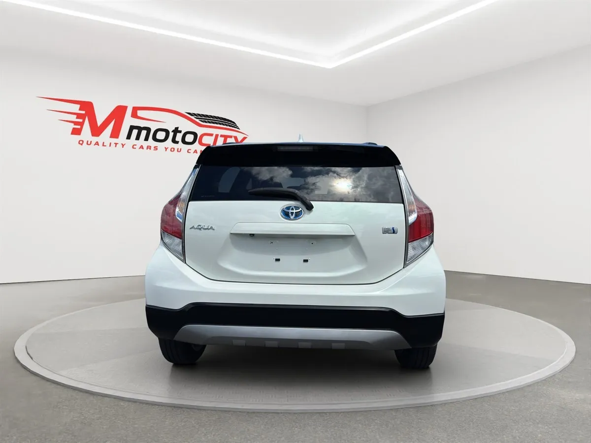 2016 Toyota Aqua X-URBAN, HALF LEATHER SEATS