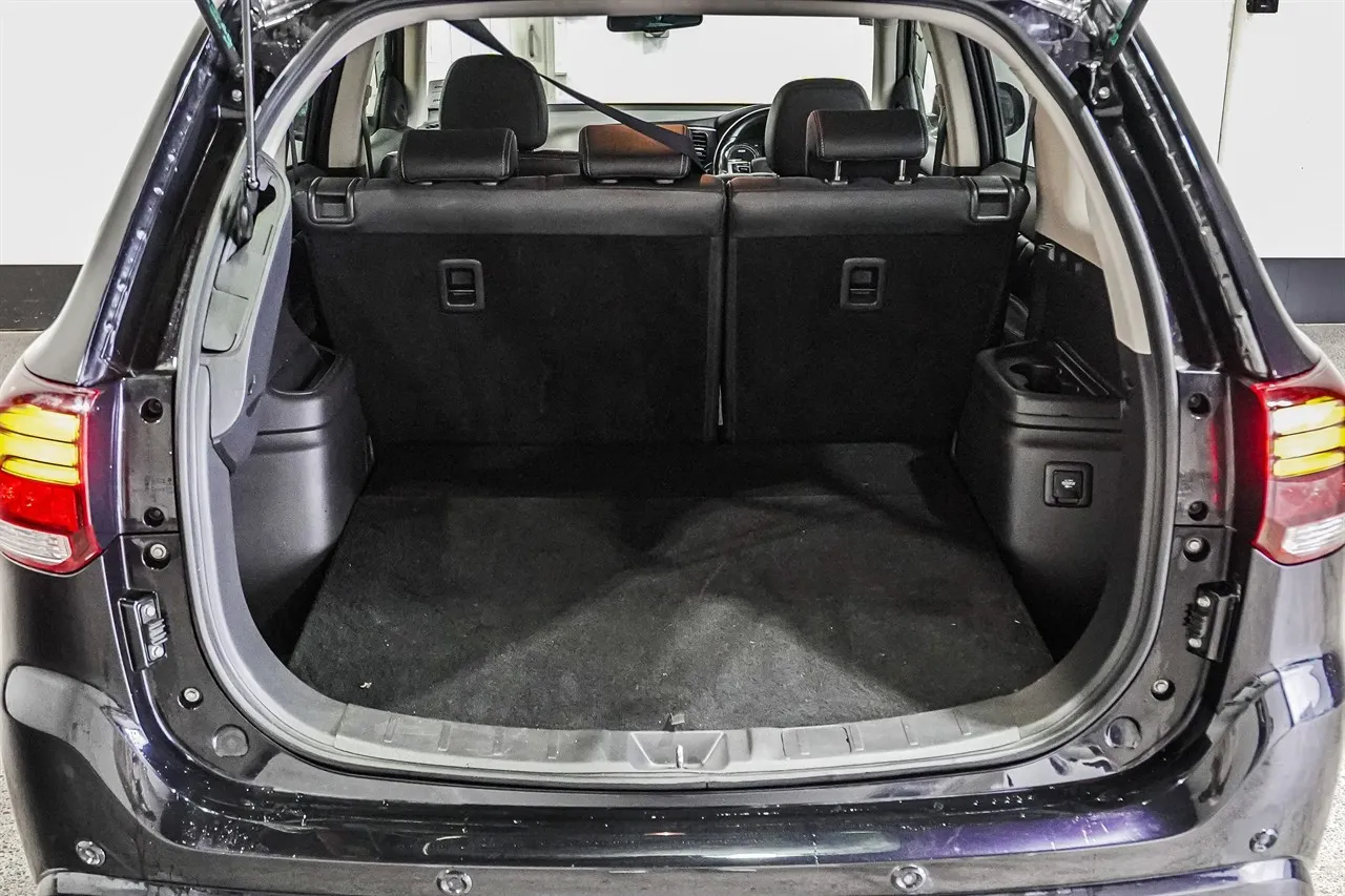 2015 Mitsubishi Outlander G PHEV Facelift!