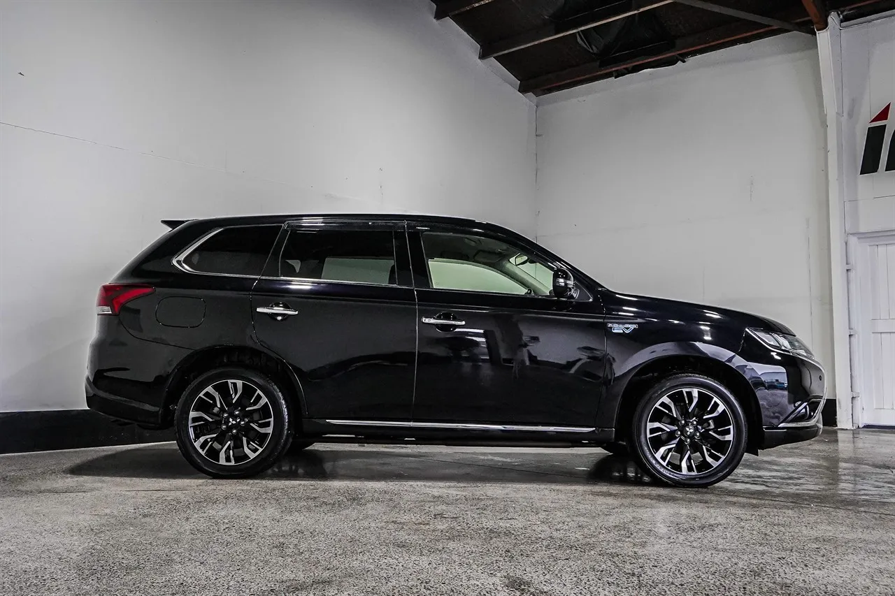 2015 Mitsubishi Outlander G PHEV Facelift!