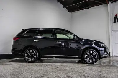 2015 Mitsubishi Outlander G PHEV Facelift! photo 8