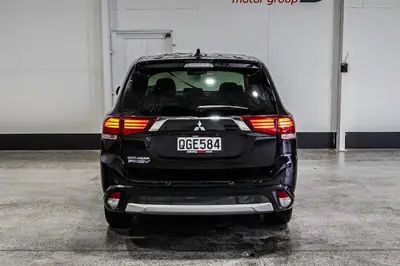 2015 Mitsubishi Outlander G PHEV Facelift! photo 11