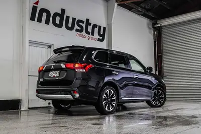 2015 Mitsubishi Outlander G PHEV Facelift! photo 2