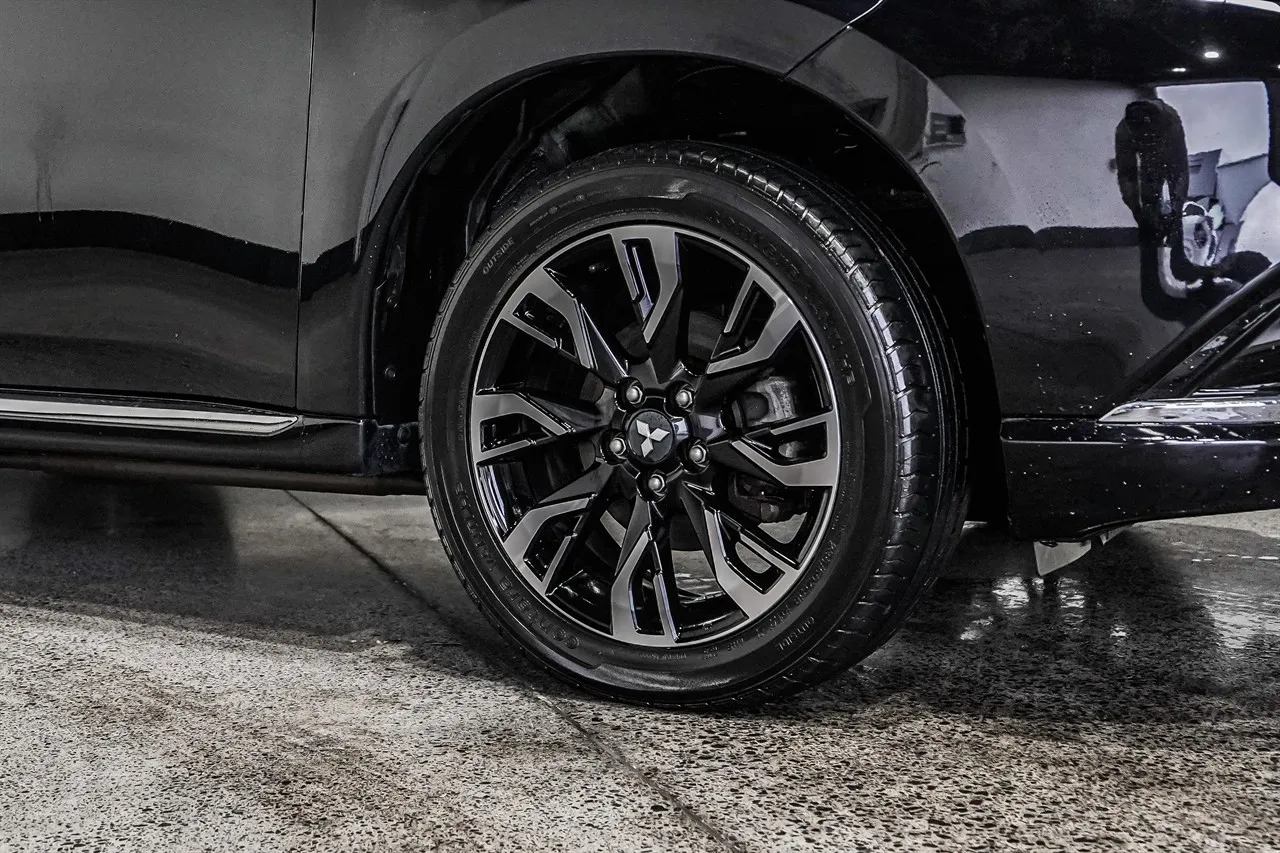 2015 Mitsubishi Outlander G PHEV Facelift!