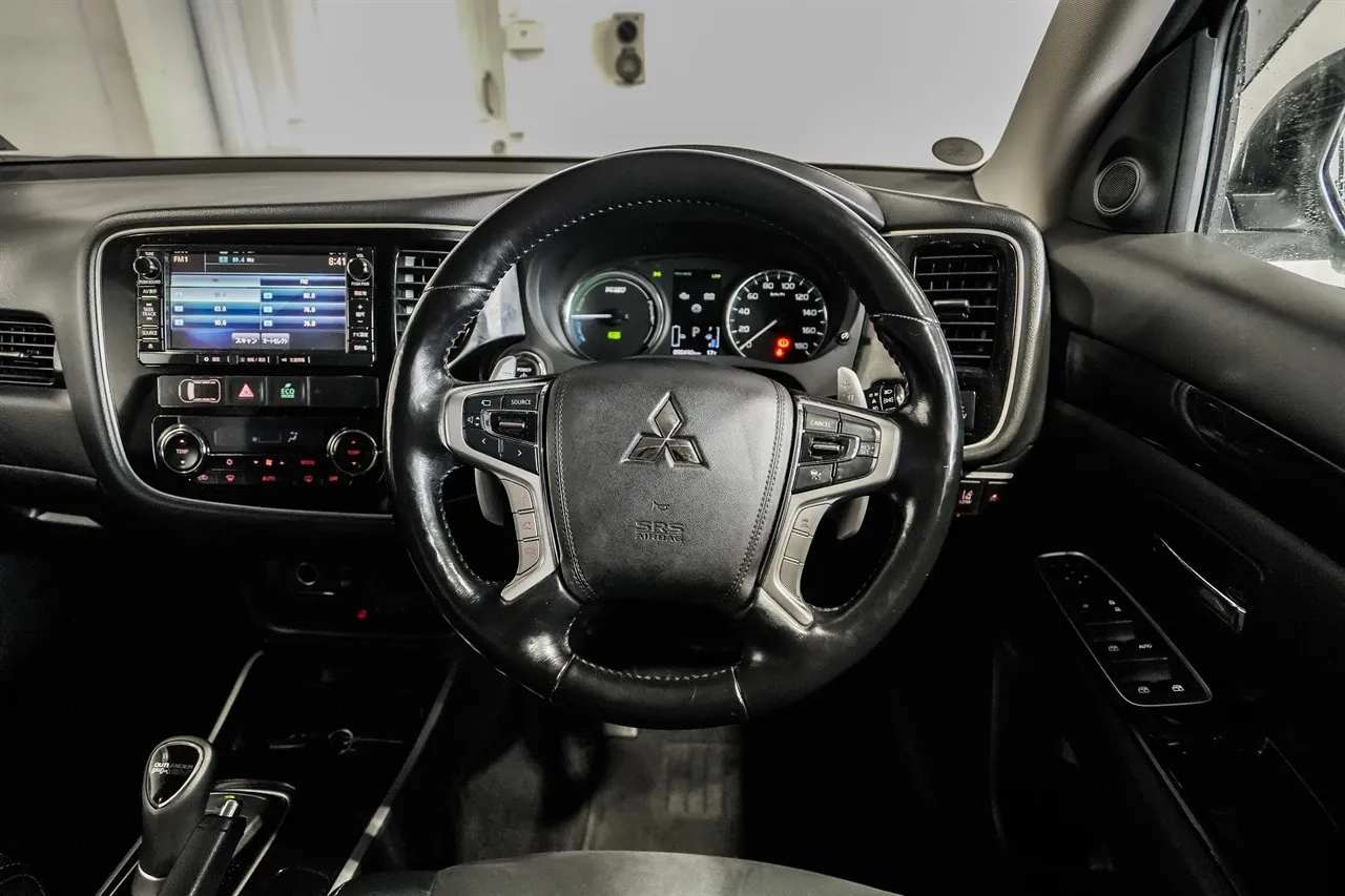 2015 Mitsubishi Outlander G PHEV Facelift!