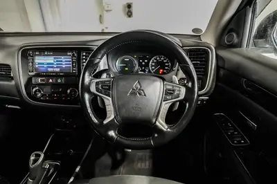 2015 Mitsubishi Outlander G PHEV Facelift! photo 16