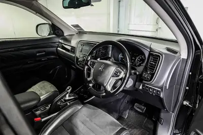 2015 Mitsubishi Outlander G PHEV Facelift! photo 3