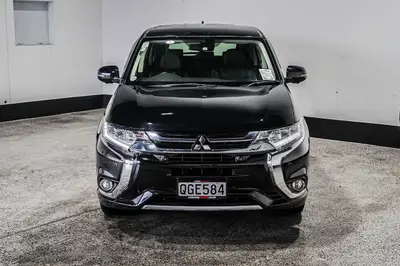 2015 Mitsubishi Outlander G PHEV Facelift! photo 6