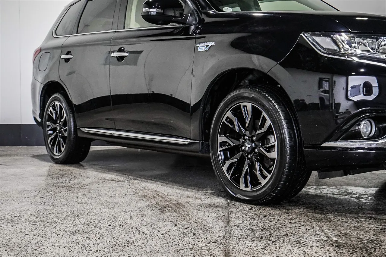 2015 Mitsubishi Outlander G PHEV Facelift!