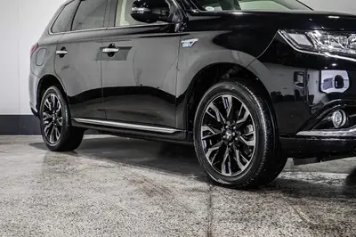 2015 Mitsubishi Outlander G PHEV Facelift! photo 10