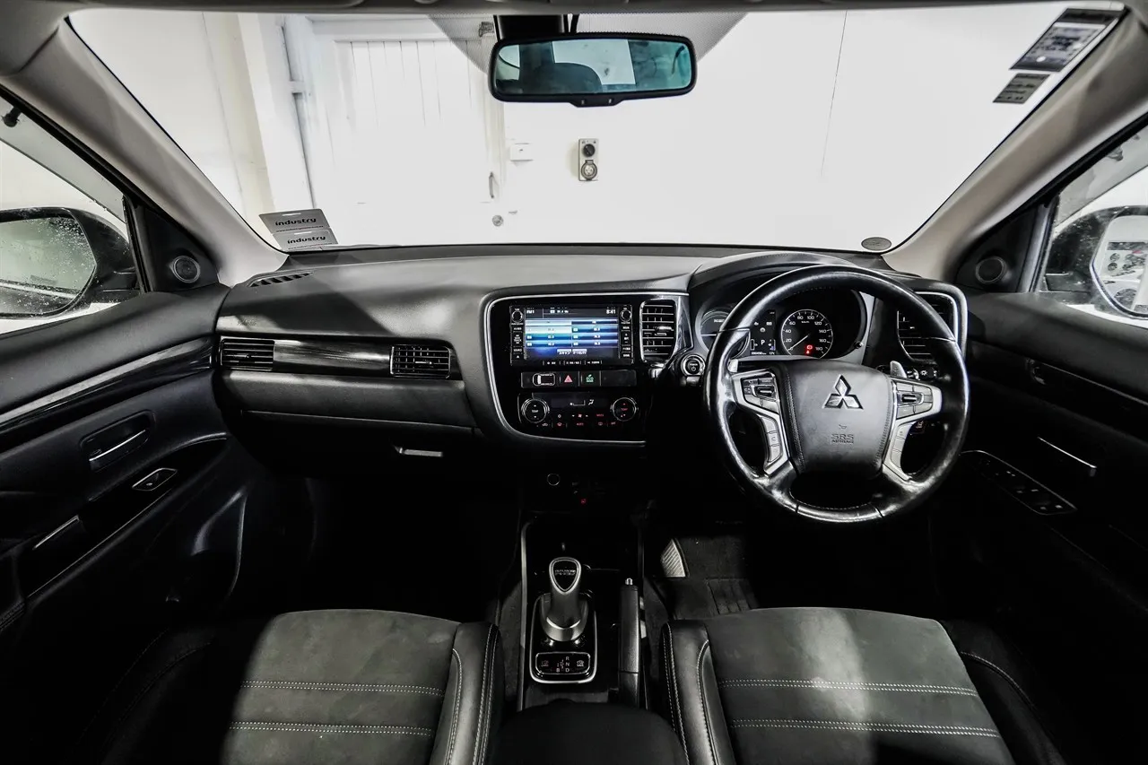 2015 Mitsubishi Outlander G PHEV Facelift!