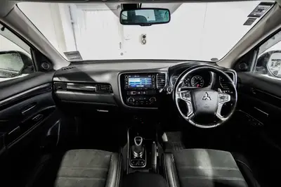 2015 Mitsubishi Outlander G PHEV Facelift! photo 15