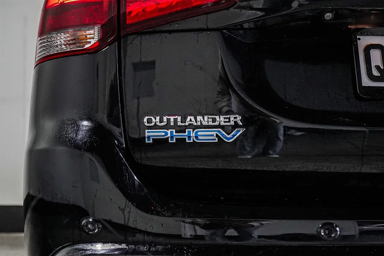 2015 Mitsubishi Outlander G PHEV Facelift!
