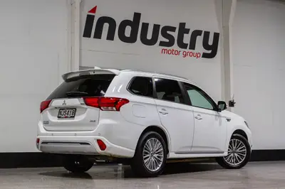 2021 Mitsubishi Outlander XLS PHEV 2.4 4WD NZ photo 2
