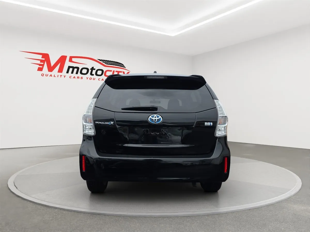 2014 Toyota Prius Alpha, Half leather Seats, Cruise Control Station