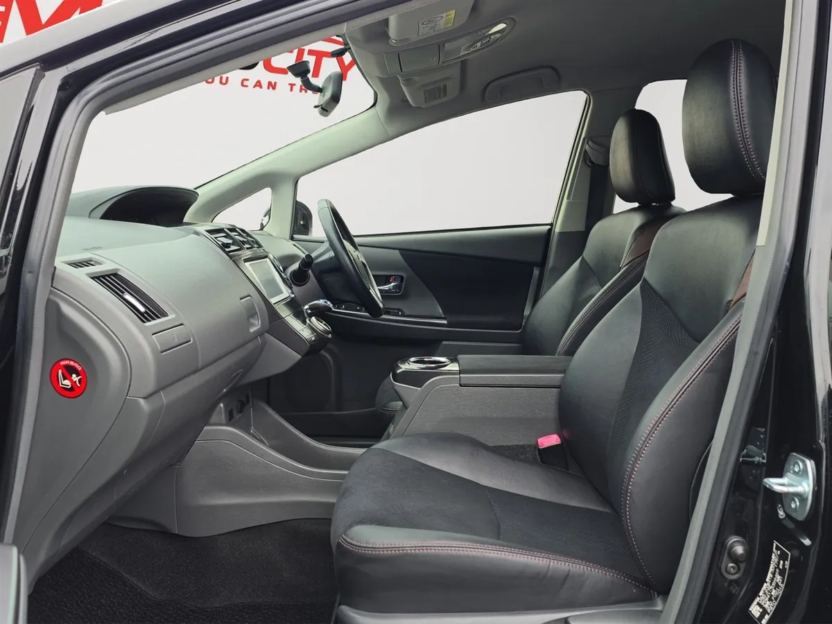 2014 Toyota Prius Alpha, Half leather Seats, Cruise Control Station