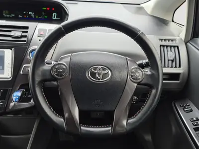 2014 Toyota Prius Alpha, Half leather Seats, Cruise Control Station photo 18