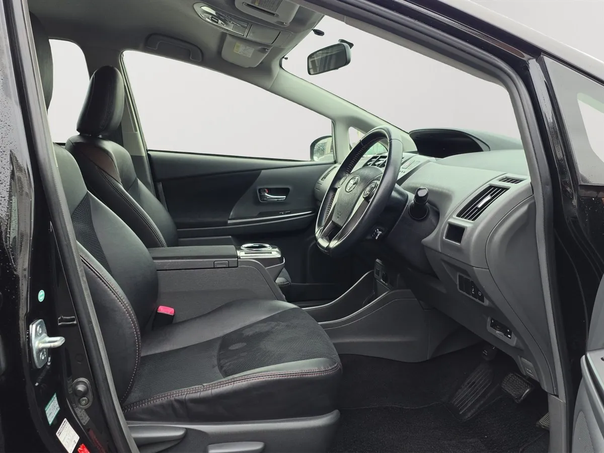 2014 Toyota Prius Alpha, Half leather Seats, Cruise Control Station