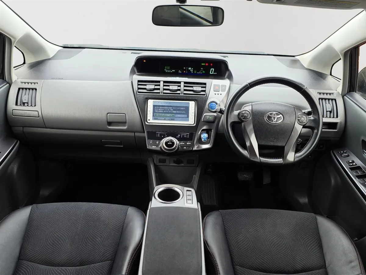 2014 Toyota Prius Alpha, Half leather Seats, Cruise Control Station