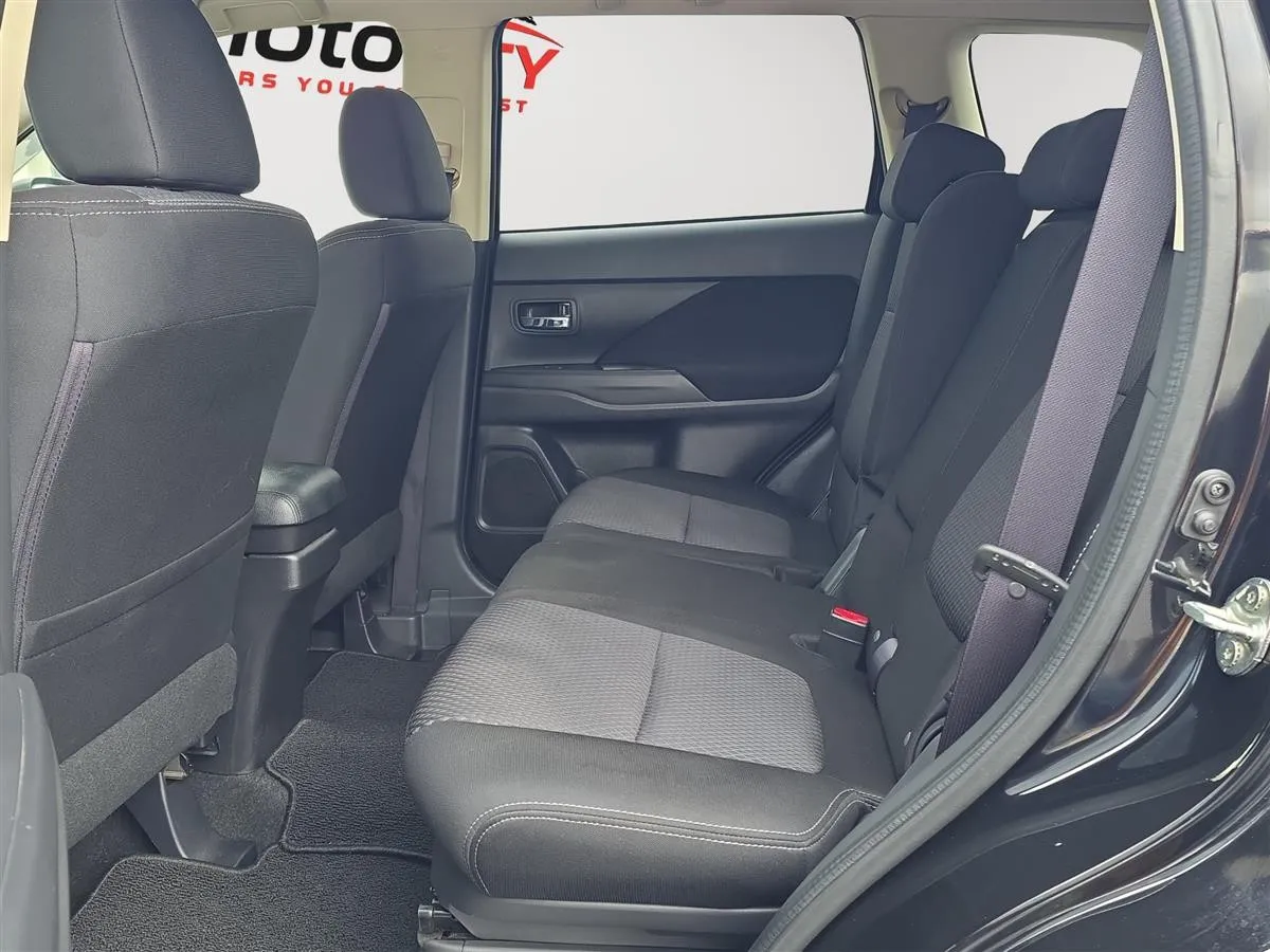 2017 Mitsubishi Outlander 7 Seats, 2.4 G Navi Package RV/