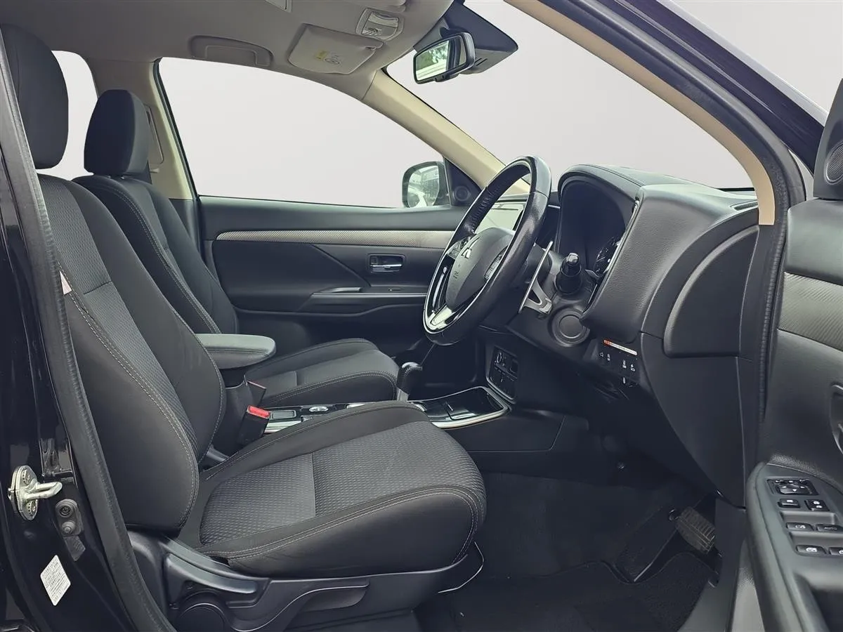 2017 Mitsubishi Outlander 7 Seats, 2.4 G Navi Package RV/