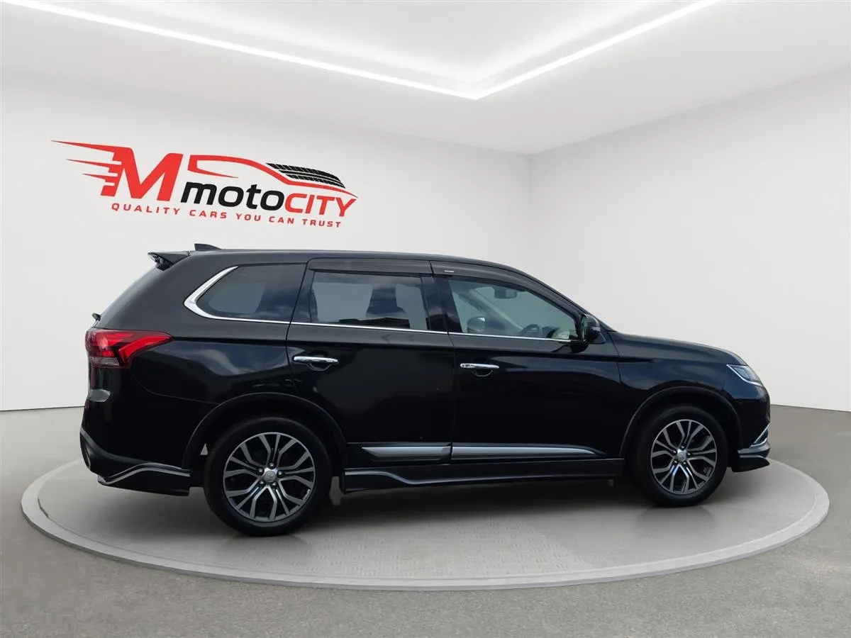 2017 Mitsubishi Outlander 7 Seats, 2.4 G Navi Package, photo 2 of 20