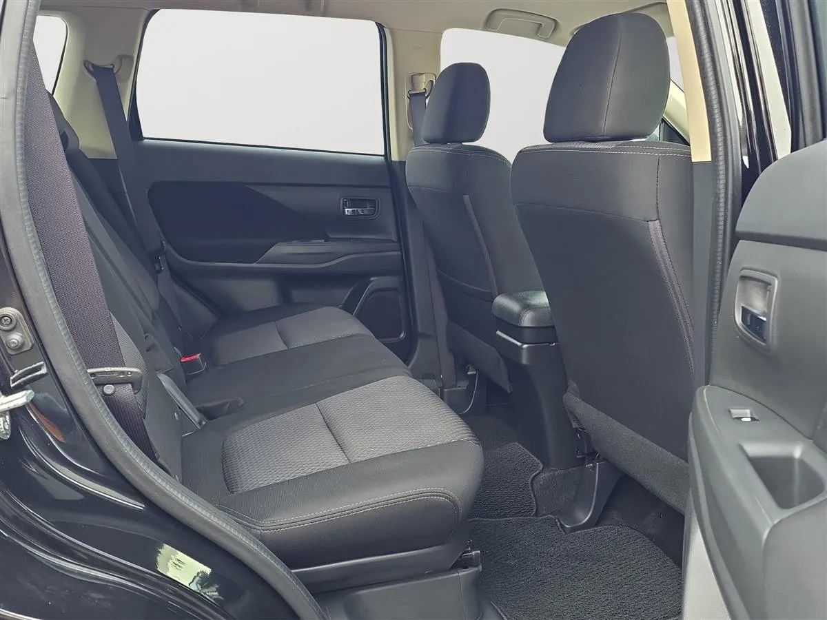 2017 Mitsubishi Outlander 7 Seats, 2.4 G Navi Package RV/