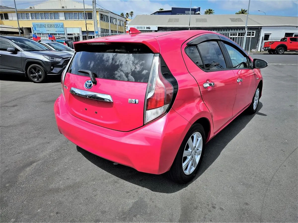 2015 Toyota Aqua HYBRID, photo 3 of 16